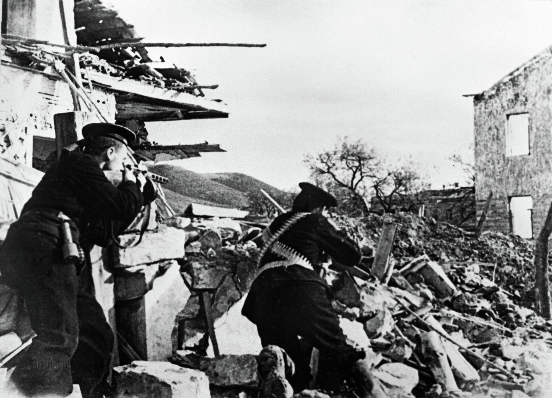 Бойцы морской пехоты сражаются на улицах г. Севастополь - РИА Новости, 1920, 26.11.2020
