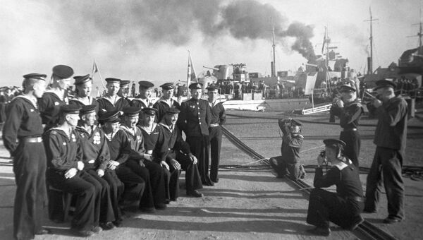 Демобилизованные моряки прощаются с кораблями