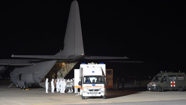 Итальянец, заразившийся Эболой, доставлен в Рим на борту самолета ВВС. Римский военный аэропорт Пратика ди Маре. 13 мая 2015