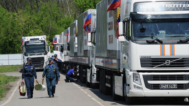 Подготовка гуманитарного конвоя в Ростовской области для юго-востока Украины. Архивное фото