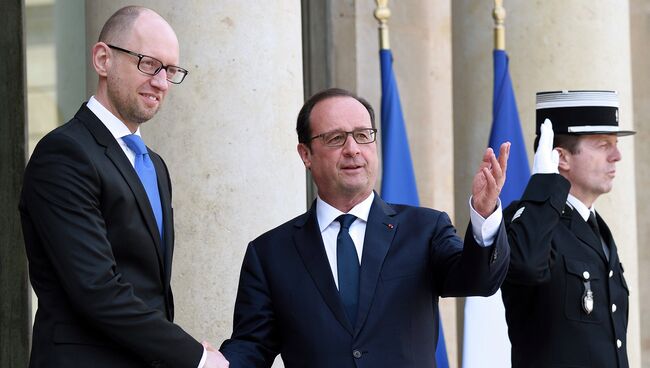 Президент Франции Франсуа Олланд и премьер-министр Украины Арсений Яценюк во время встречи в Париже. Архивное фото