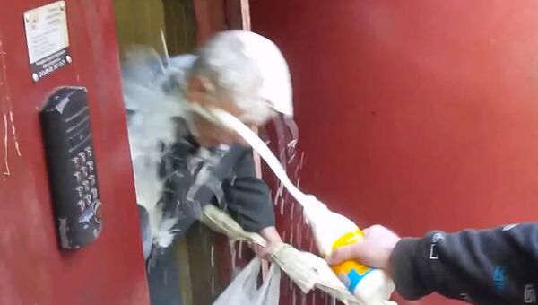 Кадр из видео, на котором видно, как украинские “патриоты” издеваются над стариком