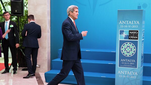 Государственный секретарь США Джон Керри прибывает на саммит НАТО в Турции. 13 мая 2015 год