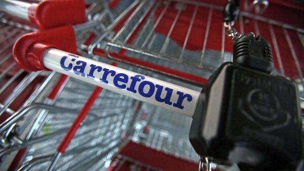 Тележка в супермаркете Carrefour в Шамбурси, Франция. Архивное фото