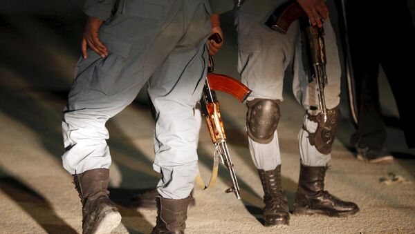 Полицейские в Афганистане дежурят возле места, где произошел теракт в Кабуле