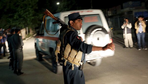 Полицейские дежурят возле места, где произошел теракт в Кабуле. Афганистан, 14 мая 2015