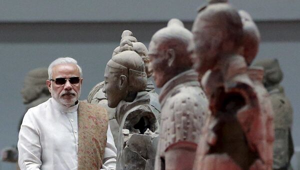 Премьер-министр Индии Нарендра Моди начал трехдневный визит в Китай с посещения музея Терракотовой армии в городе Сиань. Май 2015