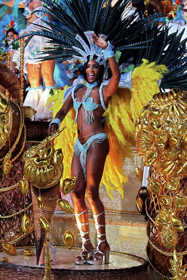 Супермодель Наоми Кэмпбелл участвует в параде в Рио-де-Жанейро