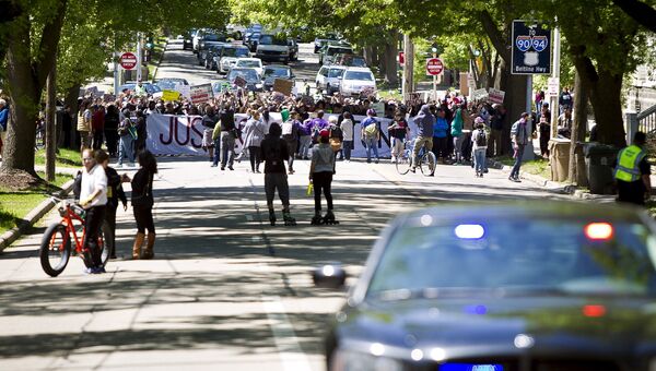 Участники демонстрации против отказа прокурора выдвигать обвинения полицейскому Мэтту Кенни, который в марте застрелил чернокожего подростка в Висконсине, США. Архивное фото
