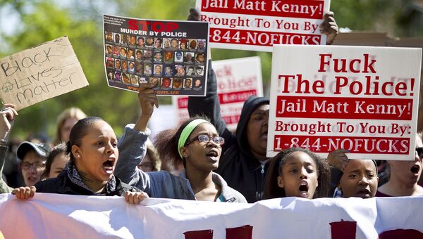 Участники демонстрации против отказа прокурора выдвигать обвинения полицейскому Мэтту Кенни, который в марте застрелил чернокожего подростка в Висконсине, США