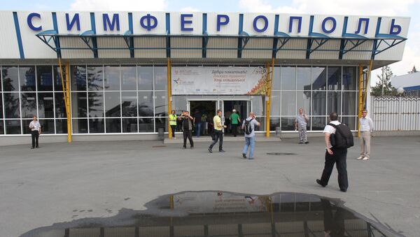 Пассажиры возле входа в здание аэропорта в Симферополе. Архивное фото