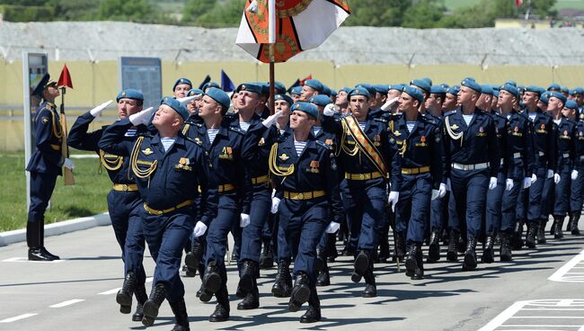 Военнослужащие парадных расчетов 7-й десантно-штурмовой дивизии во время торжественной встречи министра обороны РФ, генерала армии Сергея Шойгу