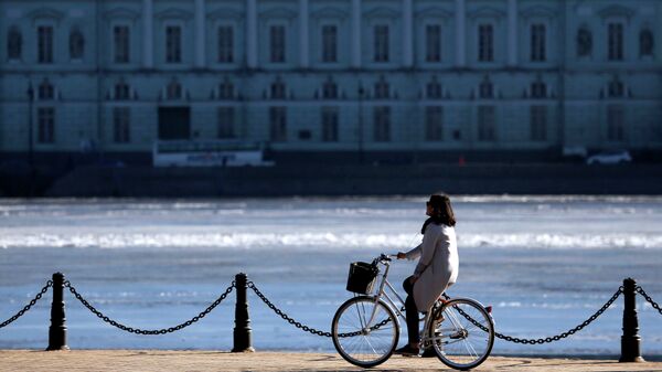 Девушка едет на велосипеде по Набережной Невы в Санкт-Петербурге. Архивное фото.