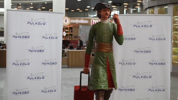 Скульптура Петра I с чемоданом и смартфоном появилась в аэропорту Пулково