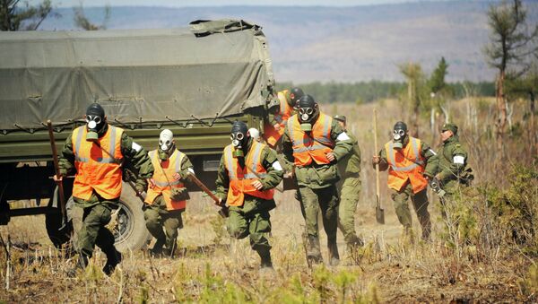 Военнослужащие Восточного военного округа ВС РФ (ВВО) принимают участие в тушении лесных пожаров в Забайкалье. Архивное фото