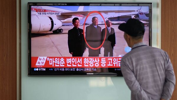 Министр Народных Вооруженных Сил Хён Ён Чхоль на телеэкране железнодорожной станции в Сеуле, Южная Корея
