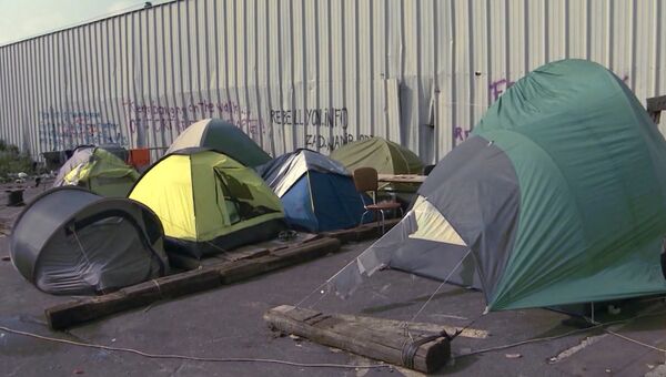 Палаточные городки мигрантов, ожидающих отправки в Англию, в порту Кале