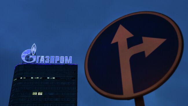 Логотип компании Газпром на административном здании в Москве. Архивное фото