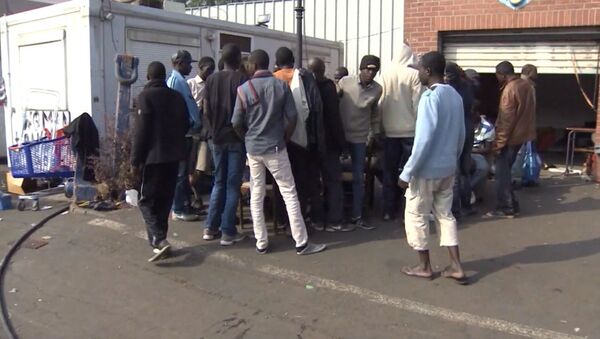 Мигранты разбили палаточные городки в порту Кале, ожидая отправки в Англию