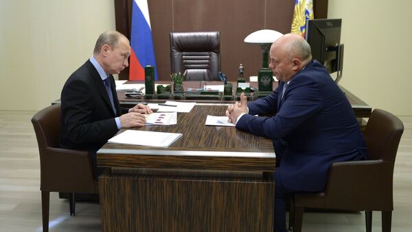 Президент России Владимир Путин (слева) и губернатор Омской области Виктор Назаров во время рабочей встречи в резиденции Бочаров ручей