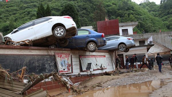 Автомобили на здании во время наводнения в провинции Юньнань в Китае. Архивное фото
