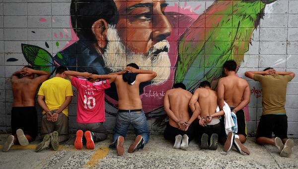 Члены банды, задержанные сотрудниками национальной гражданской полиции в ходе операции в Сан-Сальвадоре