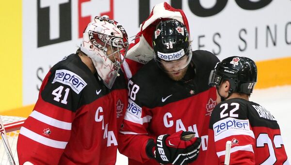 Игроки сборной Канады по хоккею радуются победе над сборной Белоруссии в матче 1/4 финала ЧМ-2015