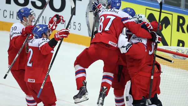 Игроки Чехии радуются победе в матче 1/4 финала чемпионата мира по хоккею 2015 между сборными командами Финляндии и Чехии