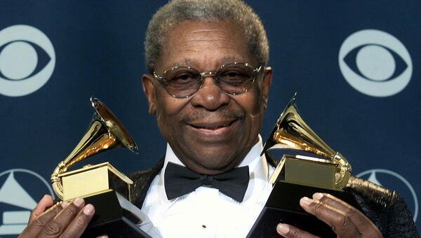 Блюз музыкант Би Би Кинг с своими наградами на 43-м Grammy Awards в Лос-Анджелесе