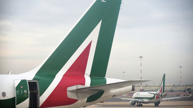 Cамолеты компании Alitalia в аэропорту имени Леонардо да Винчи в Италии. Архивное фото