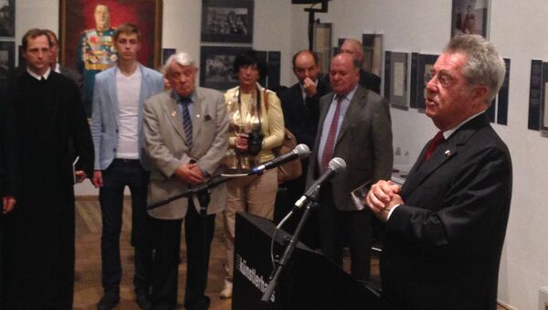 Президент Австрии Хайнц Фишер (справа) выступает на открытии выставки из российских архивов и музеев, посвященной 70-летию освобождения Австрии