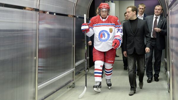 Президент России Владимир Путин и председатель правительства России Дмитрий Медведев во время церемонии фотографирования после окончания гала-матча турнира Ночной хоккейной лиги в Сочи.