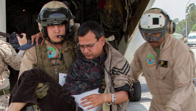 Американские военные выносят раненых из конвертоплана Osprey в аэропорту Катманду, Непал