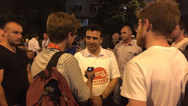 Лидер македонской оппозиции Зоран Заев дает интервью журналистам на бессрочной акции протеста в центре Скопье