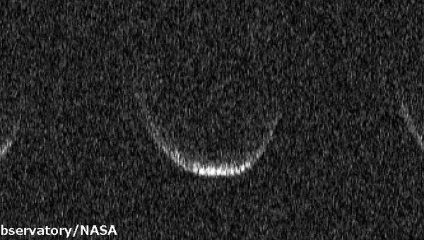Снимки, полученные телескопом Аресибо. Каждый «астероид» составлен из фотографий, снятых на протяжении 10 оборотов 1999 FN53 вокруг его оси