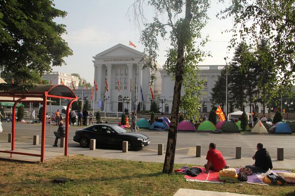 Лагерь македонской оппозиции около Дома правительства в Скопье