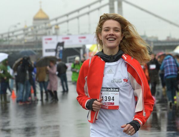 Топ-модель, основательница фонда Обнаженные сердца Наталья Водянова во время благотворительного забега Бегущие сердца