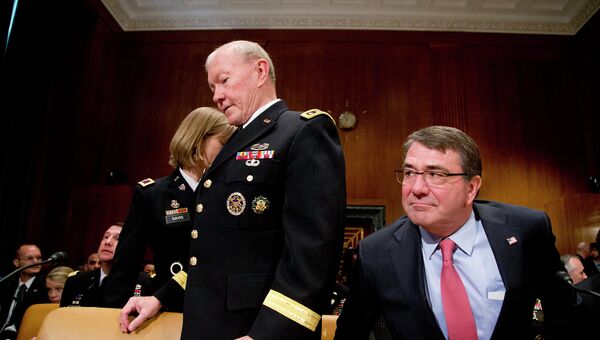 Председатель Объединенного комитета начальников штабов США Мартин Демпси (слева) перед принятием военного бюджета США в Конгрессе