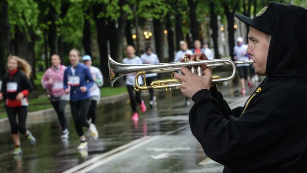 Музыкант играет на трубе в Парке Горького. Архивное фото