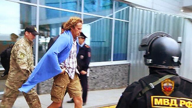 Бизнесмен Сергей Полонский, доставленный из Камбоджи в Москву, в аэропорту Домодедово Бизнесмен Сергей Полонский, доставленный из Камбоджи в Москву, в аэропорту Домодедово