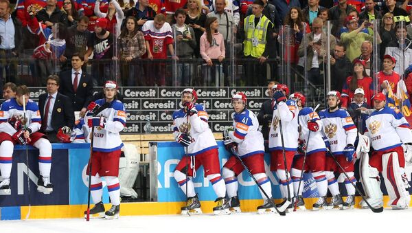 Игроки сборной России после окончания финального матча чемпионата мира по хоккею 2015 между сборными командами Канады и России