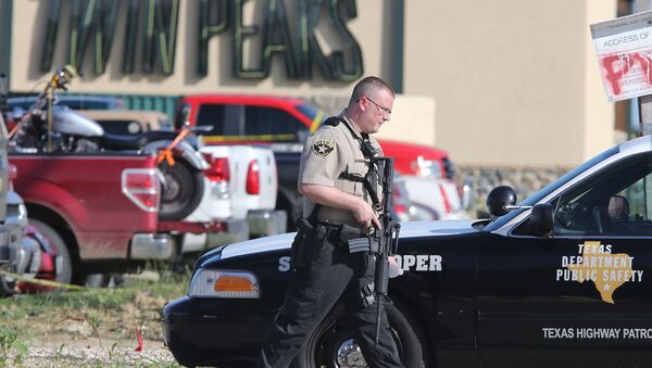 Место стрельбы на стоянке бара Твин Пикс в американском городе Уэйко, штат Техас. 17 мая 2015
