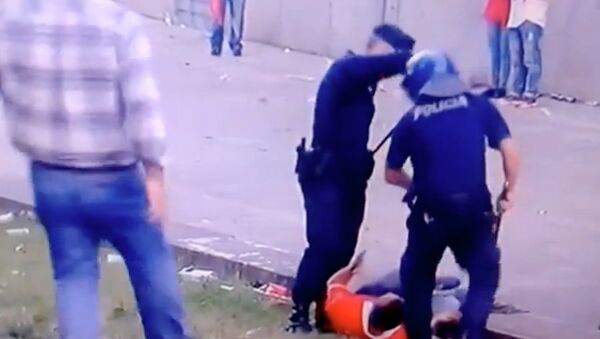 Кадр из видео про избиение полицейским болельщика Бенфики. Архивное фото