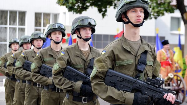 Солдаты Национальной гвардии Украины во время принятия присяги в Харькове. Архивное фото