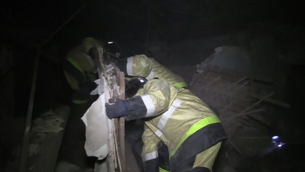 Пожарные разбирали завалы жилого дома после ночного обстрела в Донецке