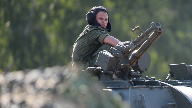 Военнослужащий на полигоне. Архивное фото