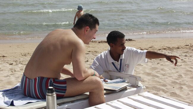 Сцена с российским туристом на египетском пляже в Хургаде. Архивное фото