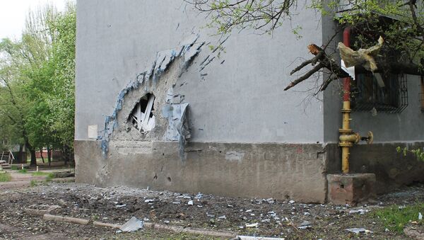 Поврежденная часть стены дома в результате обстрела города Донецка. Архивное фото