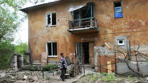 Дом, разрушенный в результате обстрела украинскими силовиками в Донецке. 19 мая 2015
