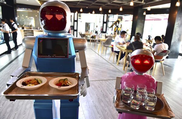 Роботы Xiaolan и Xiaotao - работники одного из ресторанов города Цзиньхуа, Китай